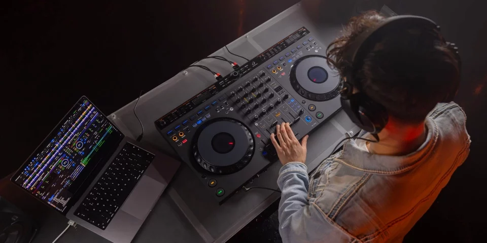 Rekordbox vs Serato - Why Not Both- Introducing The Pioneer DJ DDJ-GRV6- FEATURE